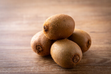 テーブルの上のキウイフルーツ