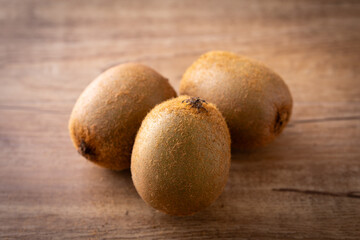 テーブルの上のキウイフルーツ