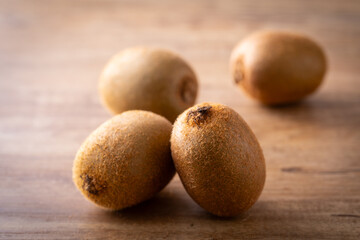 テーブルの上のキウイフルーツ