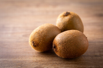 テーブルの上のキウイフルーツ