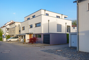 Modern detached house in Augsburg, Bavaria, showcasing sustainable architecture and efficiency.