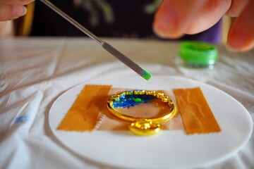 レジン液を型に流し込んで、アクセサリー作りを楽しんでいる様子