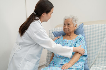 Obraz premium Asian doctor checking and treat elderly woman patient health in hospital.