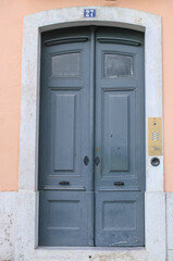 Portas de entrada de edifícios de Lisboa antigos e tradicionais
