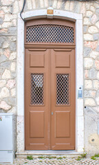 Portas de entrada de edifícios de Lisboa antigos e tradicionais
