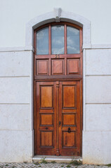 Portas de entrada de edifícios de Lisboa antigos e tradicionais