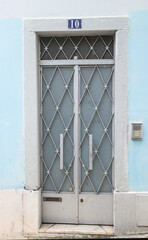 Portas de entrada de edifícios de Lisboa antigos e tradicionais