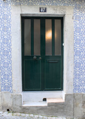 Portas de entrada de edifícios de Lisboa antigos e tradicionais