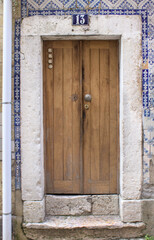 Portas de entrada de edifícios de Lisboa antigos e tradicionais