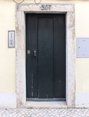 Portas de entrada de edifícios de Lisboa antigos e tradicionais