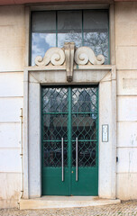 Portas de entrada de edifícios de Lisboa antigos e tradicionais