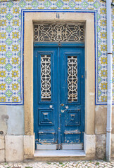 Portas de entrada de edifícios de Lisboa antigos e tradicionais