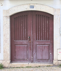 Portas de entrada de edifícios de Lisboa antigos e tradicionais