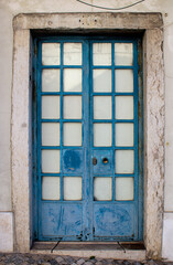 Portas de entrada de edifícios de Lisboa antigos e tradicionais