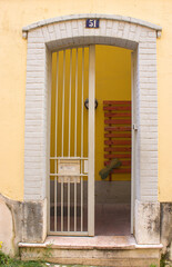 Portas de entrada de edifícios de Lisboa antigos e tradicionais