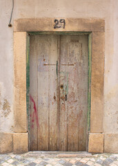 Portas de entrada de edifícios de Lisboa antigos e tradicionais