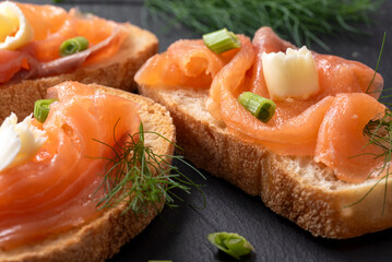 Crostini con salmone affumicato, antipasti di mare