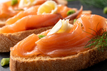 Crostini con salmone affumicato, antipasti di mare