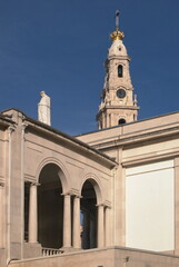 Obraz premium Sanctuary of Fátima Basilica standing tall under a blue sky