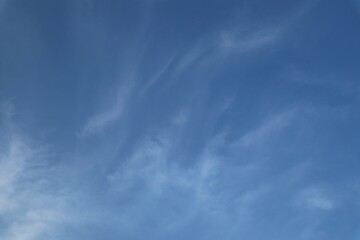 Obraz premium Delicate wisps of cirrus clouds floating across a deep blue sky