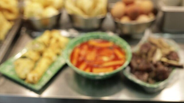 한국시장의 맛있는 분식 빨간 떡볶이