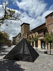 Pyramide en m&eacute;tal face au Palais Royal d'Olite