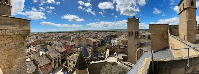 Vue d'Olite et d'une partie du ch&acirc;teau depuis les tours