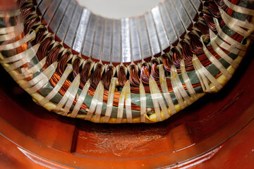Photos d'un moteur mécanique, mettant en valeur ses composants métalliques et sa complexité...