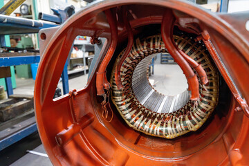 Photos d'un moteur mécanique, mettant en valeur ses composants métalliques et sa complexité...