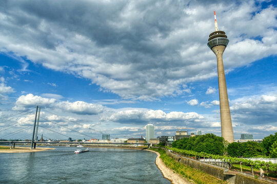 Blick auf den Rhein und die Skyline von D&uuml;sseldorf mit Fernsehturm