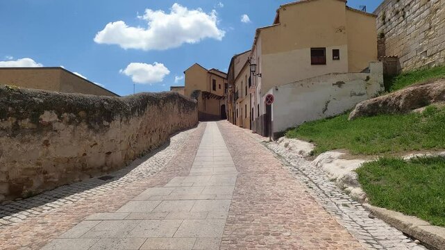 Caminando por la cuesta de san Cipriano en el barrio antiguo de Zamora, Espa&ntilde;a