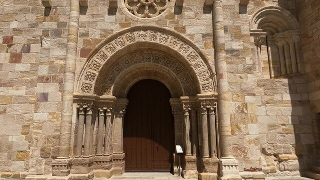 Portada sur de la iglesia rom&aacute;nica siglo XII de san Juan Bautista en la ciudad de Zamora, Espa&ntilde;a