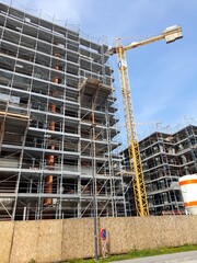 Lavori in corso nel cantiere edile in città