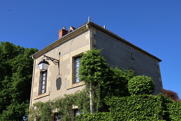 Maison typique, vue de l'ext&eacute;rieur, village de Apremont sur Allier, d&eacute;partement du Cher, France