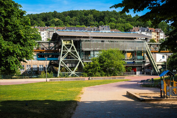 Die Wuppertaler Schwebebahn fährt aus der Haltestelle Pestalozzistraße in Wuppertal, Deutschland