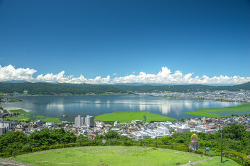 日本の長野県にある高台から望む諏訪湖
