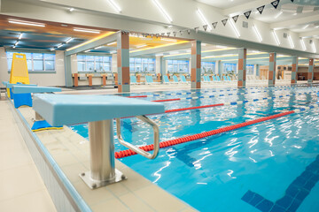 Obraz premium Picture of a modern empty swimming pool with blue water
