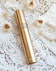 Złoty pojemnik na kosmetyk na koronkowej serwetce