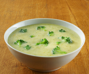 Brokkolisuppe in weisser Porzellanschale, suppe, gemüsesuppe, Eintopf, 