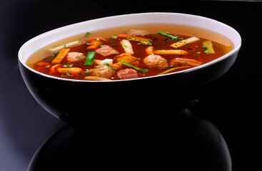 Gemuese Suppe in schwarzer Schale innen weiss, asiatisch, aromatisch, würzig, eintopf, 