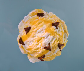 Zitronen Eiskugel mit Vanille mit Schokoladenroellchen, Eisdiele, isoliert, Eiskugel, Eiscreme, 