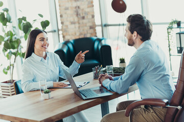 Obraz premium Professional coworkers engaging in a productive discussion in an office setting, promoting collaboration