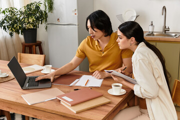 Obraz premium Couple enjoying productive time together at home while discussing ideas and planning projects