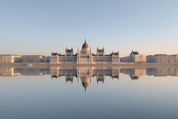 Obraz premium majestic parliament building in budapest at dawn bathed in soft ultrabright tones