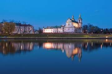 Die historische Paulinerbasilika spiegelt sich zur blauen Stunde im Wasser des Flusses Weichsel, Krakau, Polen