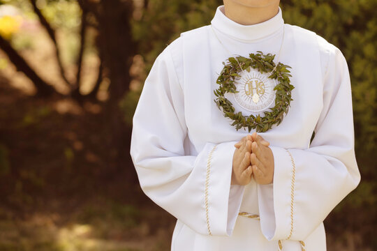 Close-up view of a child’s hands joined in prayer during First Holy Communion. A symbolic moment of faith, innocence, and religious devotion. Gifts and spiritual meaning combined.