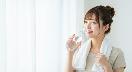 熱中症対策で水を飲む若い女性