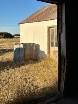 vista por la puerta del galpon de esquila de la estancia en la patagonia