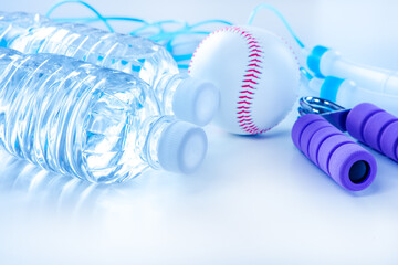 水の入ったペットボトル　スポーツイメージ