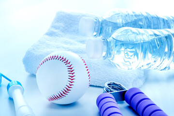 水の入ったペットボトル　スポーツイメージ
